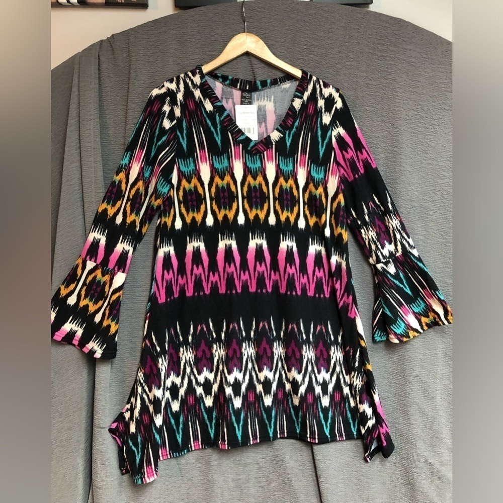 Win-win L to XL  flare bottom tunic V-neck Long sleeve with bell sleeve